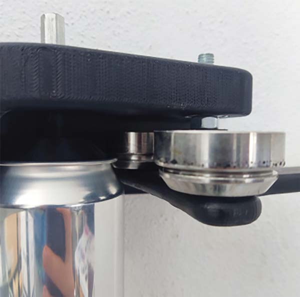 the can seamer's axis